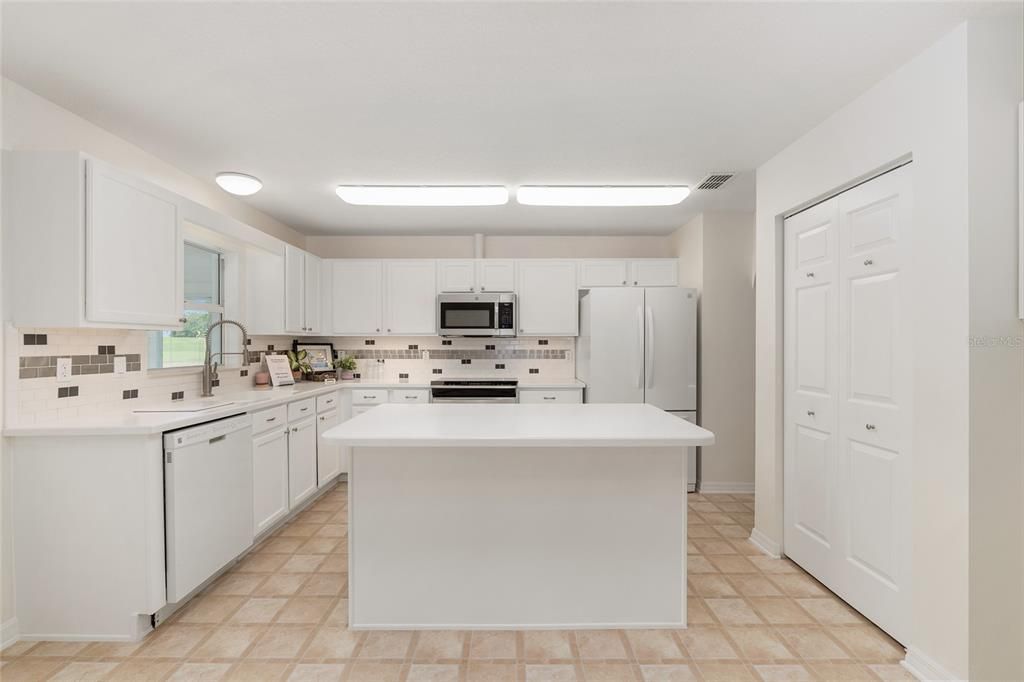 Activo con contrato: $229,900 (2 camas, 2 baños, 1744 Pies cuadrados)