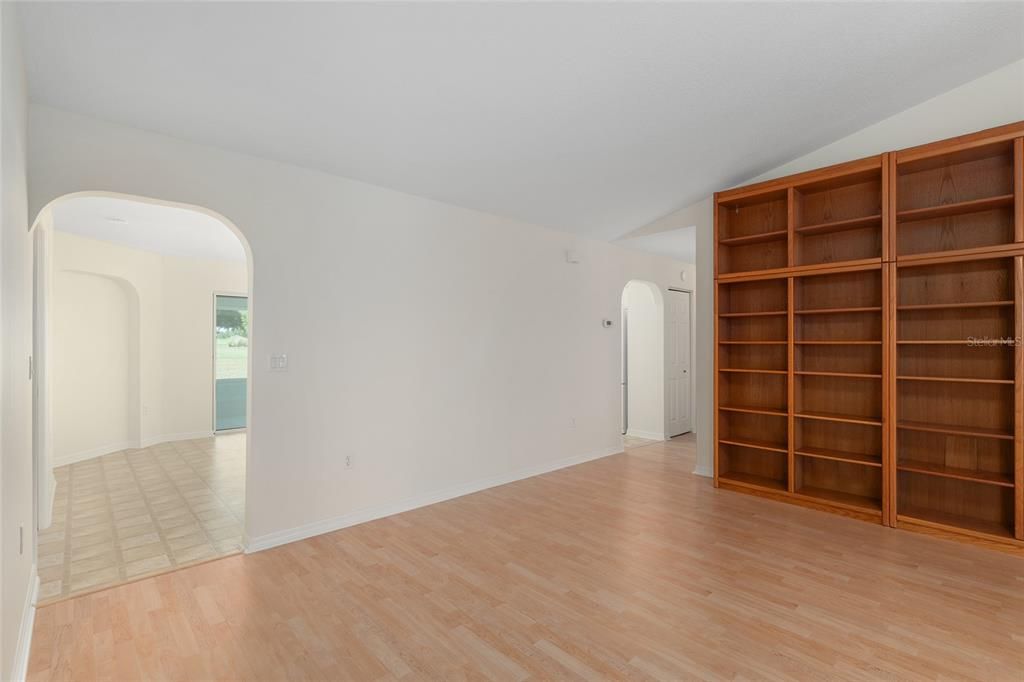 Activo con contrato: $229,900 (2 camas, 2 baños, 1744 Pies cuadrados)