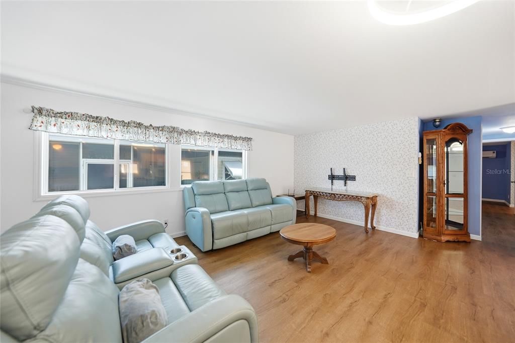 For Sale: $119,500 (2 beds, 2 baths, 1352 Square Feet)