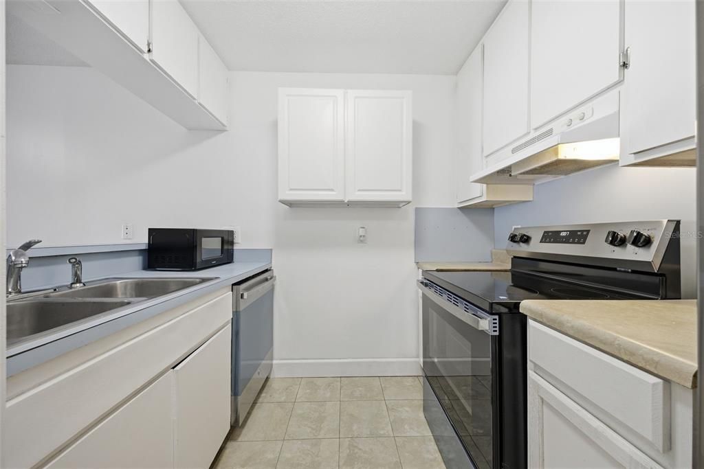 For Sale: $97,500 (2 beds, 1 baths, 840 Square Feet)