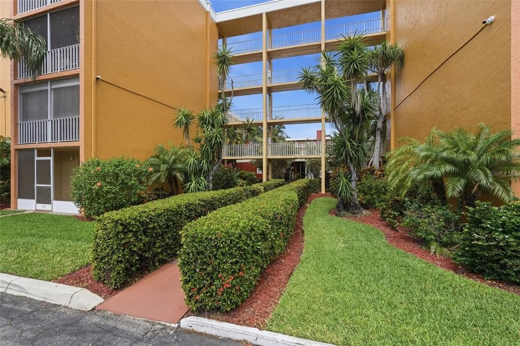 For Sale: $149,900 (2 beds, 2 baths, 1092 Square Feet)