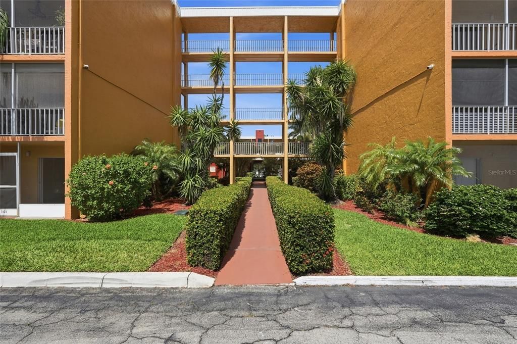 For Sale: $149,900 (2 beds, 2 baths, 1092 Square Feet)