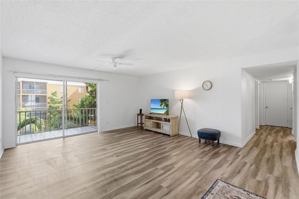 For Sale: $149,900 (2 beds, 2 baths, 1092 Square Feet)