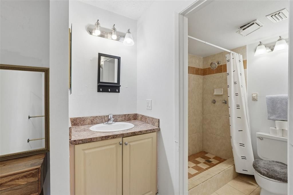 For Sale: $149,900 (2 beds, 2 baths, 1092 Square Feet)