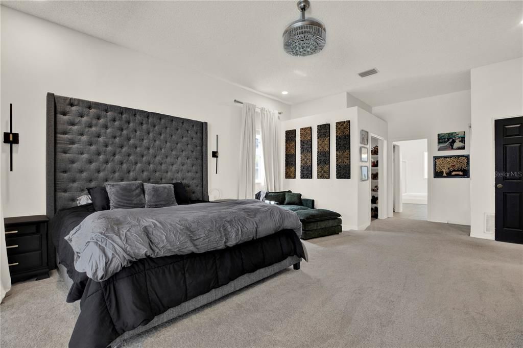 Activo con contrato: $874,900 (5 camas, 3 baños, 3212 Pies cuadrados)