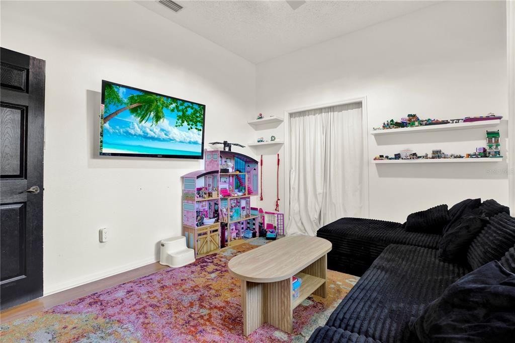 Activo con contrato: $874,900 (5 camas, 3 baños, 3212 Pies cuadrados)