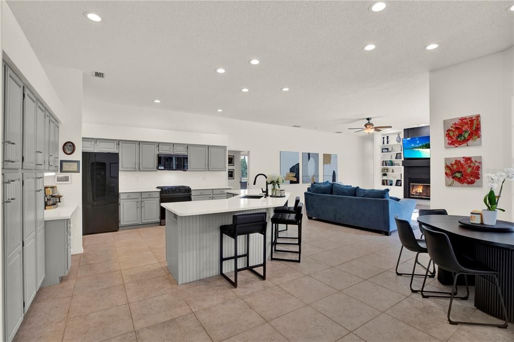 Activo con contrato: $874,900 (5 camas, 3 baños, 3212 Pies cuadrados)