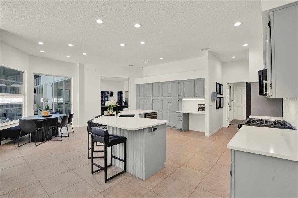 Activo con contrato: $874,900 (5 camas, 3 baños, 3212 Pies cuadrados)