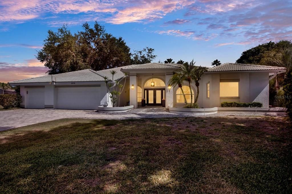 Activo con contrato: $874,900 (5 camas, 3 baños, 3212 Pies cuadrados)