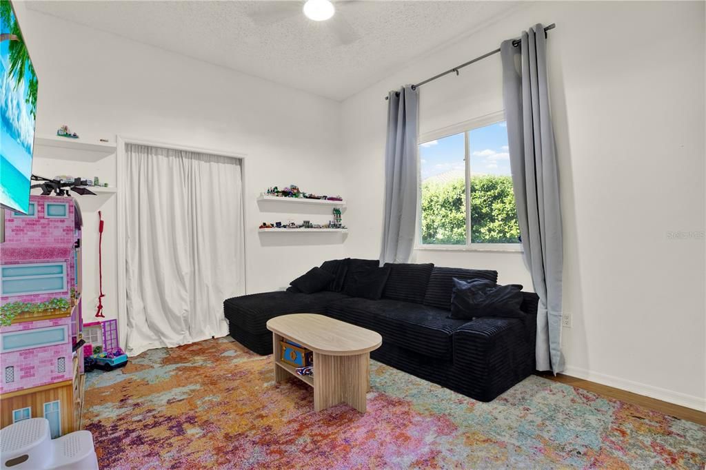 Activo con contrato: $874,900 (5 camas, 3 baños, 3212 Pies cuadrados)