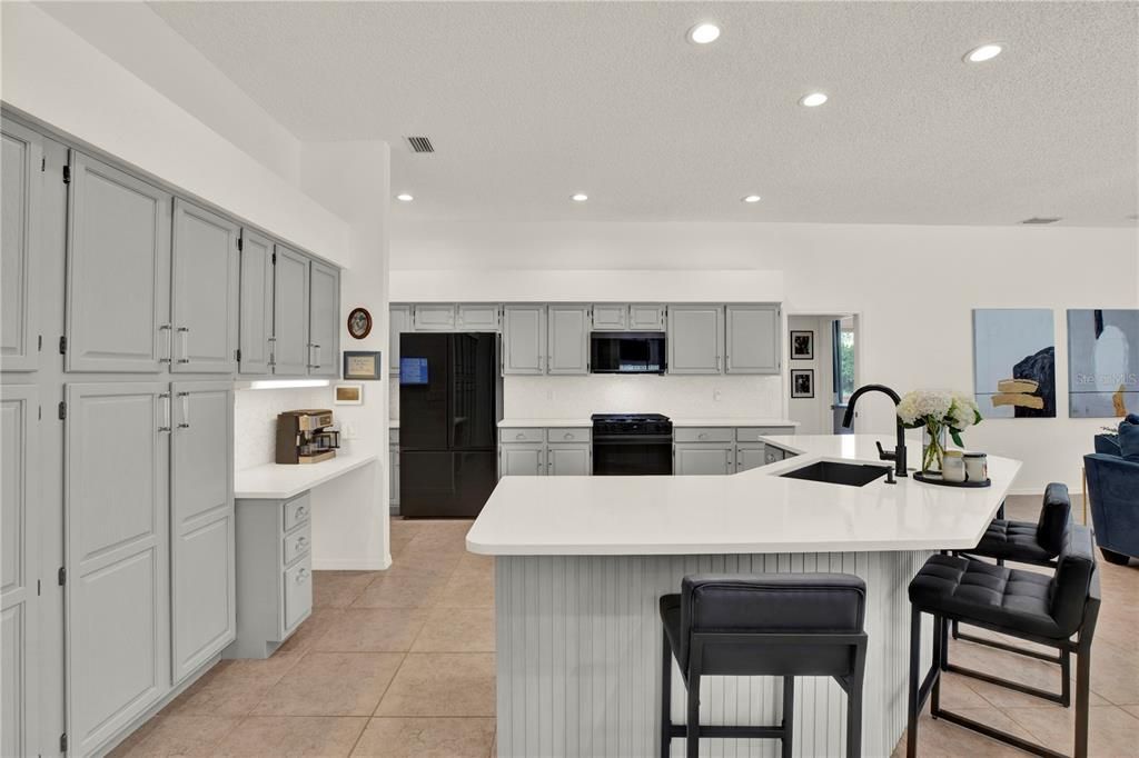 Activo con contrato: $874,900 (5 camas, 3 baños, 3212 Pies cuadrados)