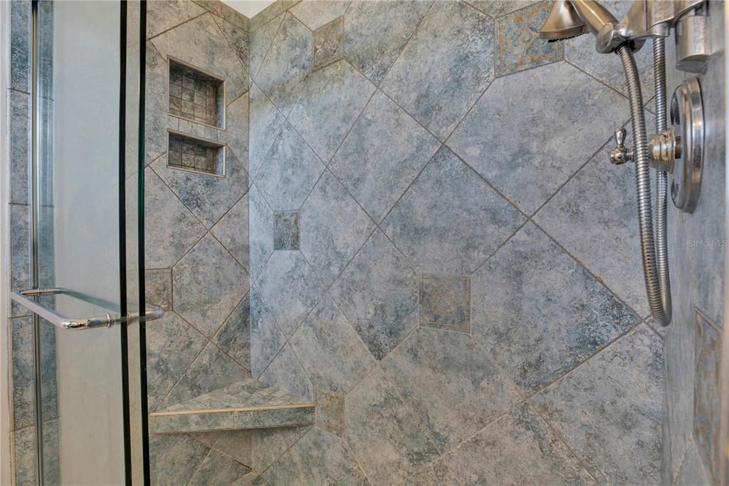 Activo con contrato: $874,900 (5 camas, 3 baños, 3212 Pies cuadrados)