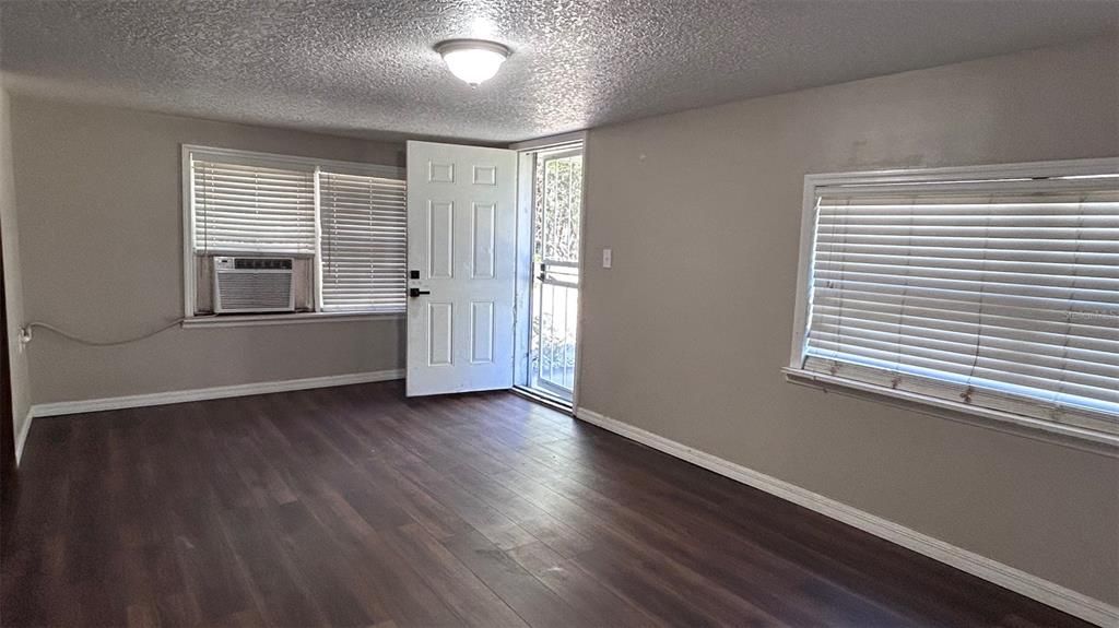 Activo con contrato: $319,900 (2 camas, 1 baños, 945 Pies cuadrados)