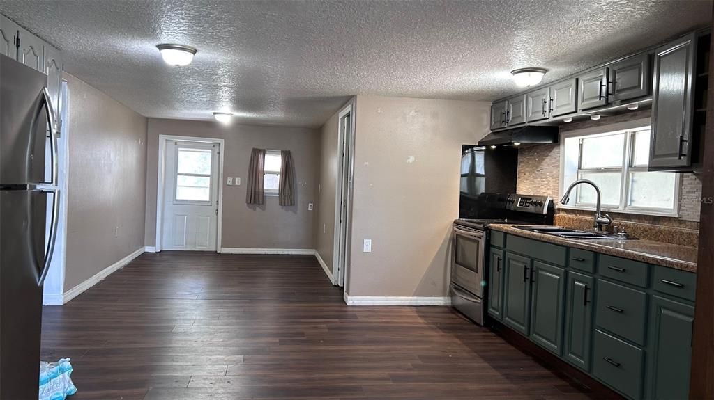 Activo con contrato: $319,900 (2 camas, 1 baños, 945 Pies cuadrados)