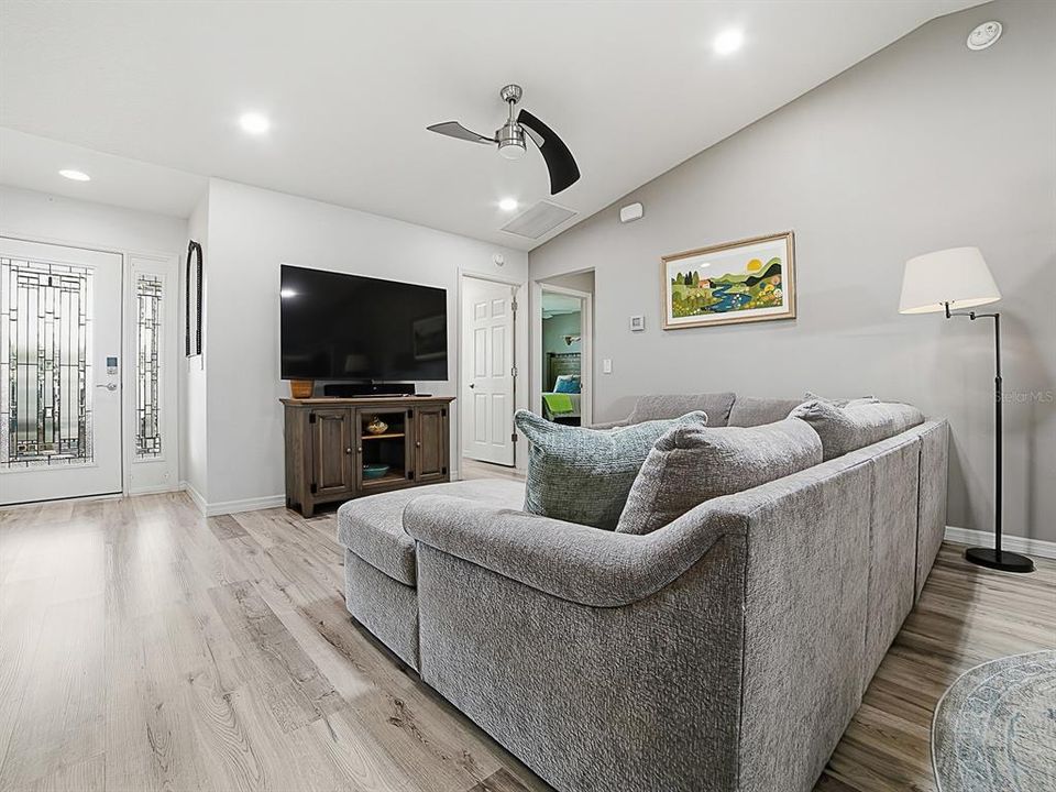 For Sale: $385,000 (3 beds, 2 baths, 1527 Square Feet)