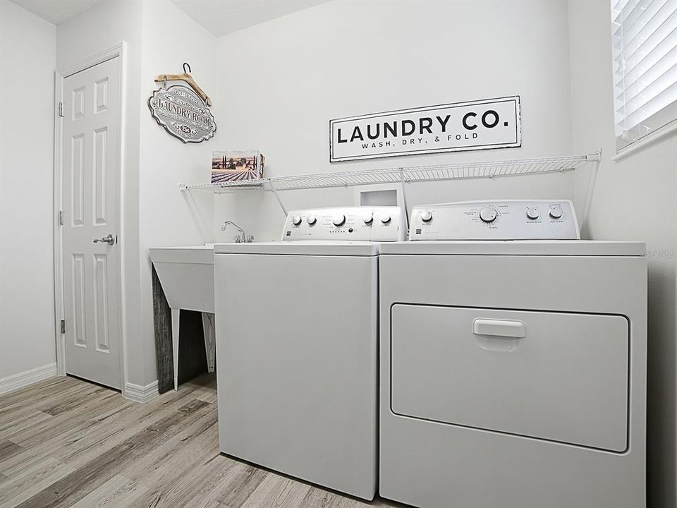 For Sale: $385,000 (3 beds, 2 baths, 1527 Square Feet)