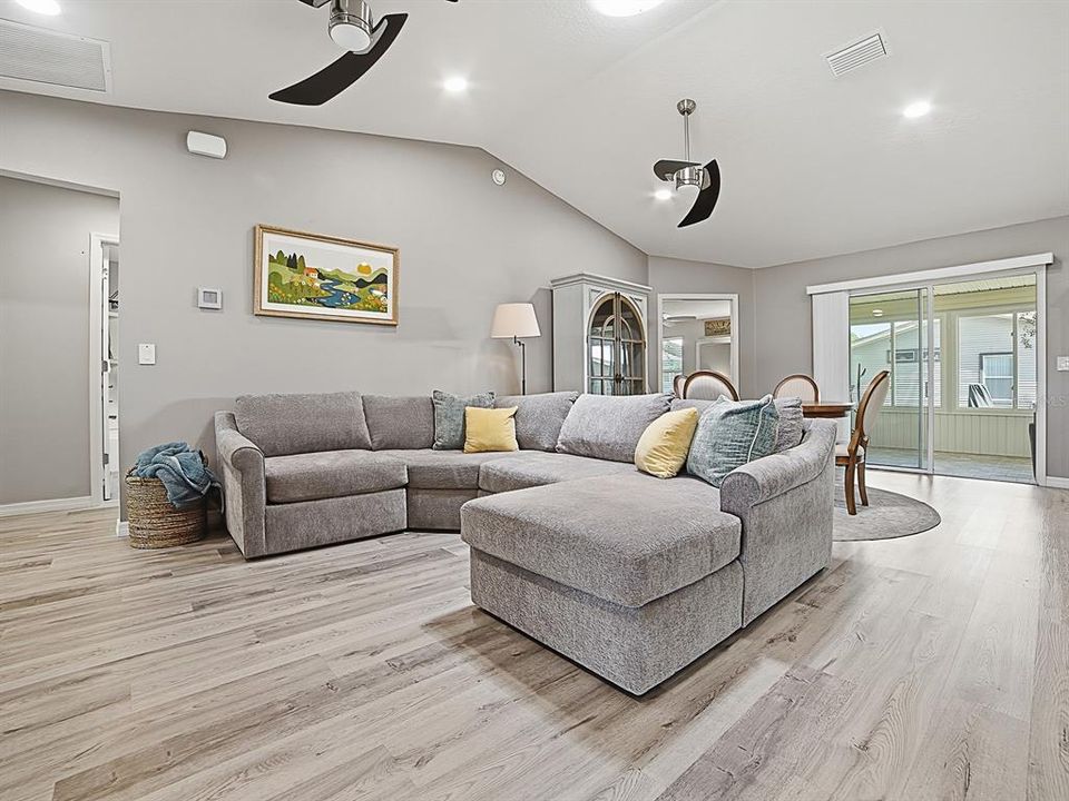 For Sale: $385,000 (3 beds, 2 baths, 1527 Square Feet)