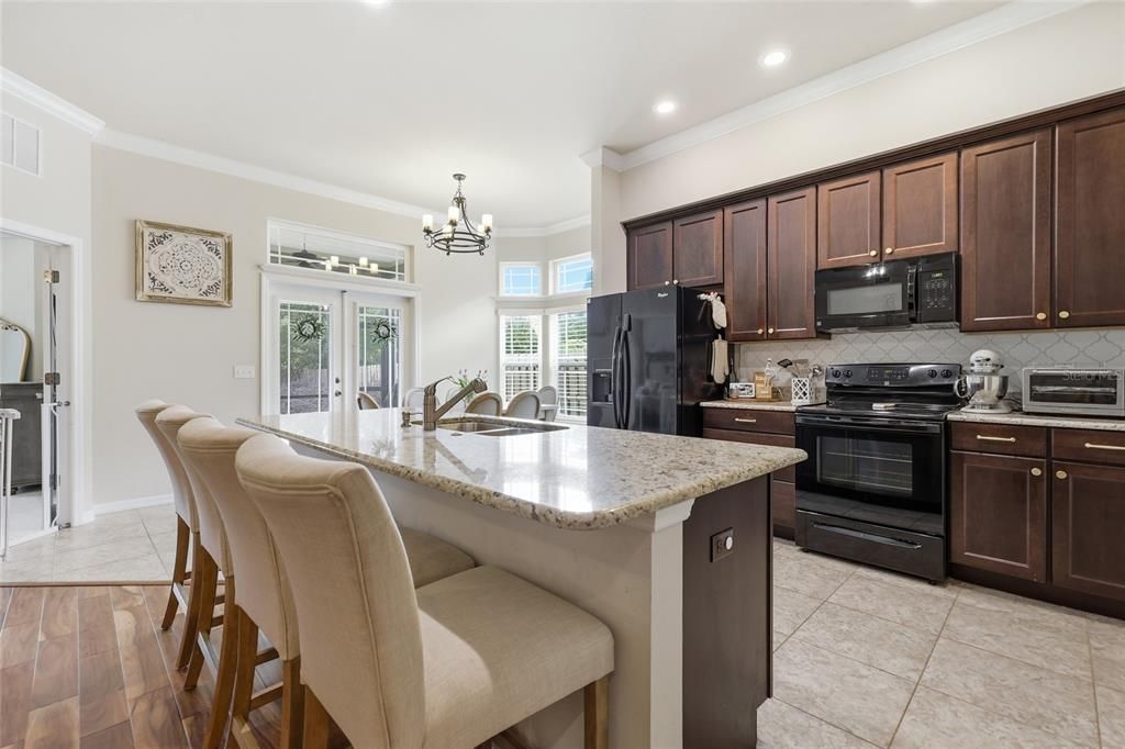 Activo con contrato: $335,000 (3 camas, 2 baños, 1527 Pies cuadrados)