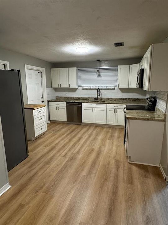 For Rent: $1,800 (4 beds, 2 baths, 1709 Square Feet)