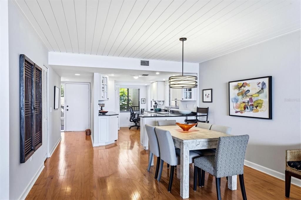 For Sale: $440,000 (2 beds, 2 baths, 1427 Square Feet)