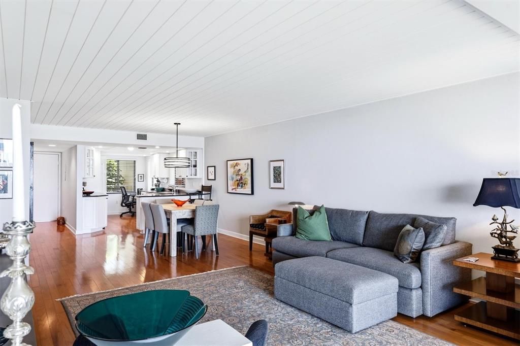 For Sale: $440,000 (2 beds, 2 baths, 1427 Square Feet)