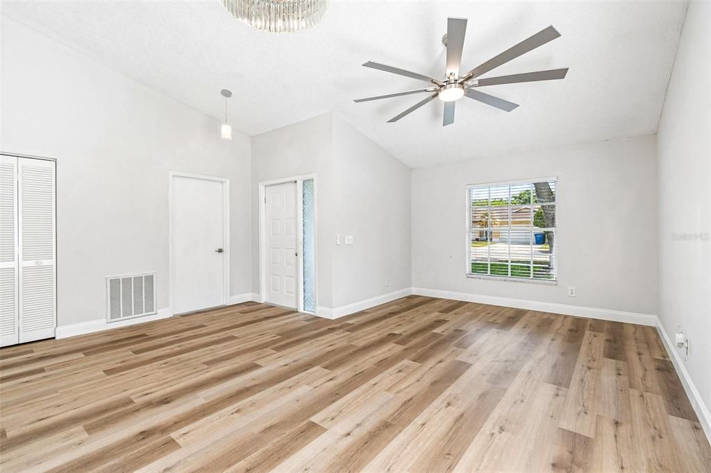Activo con contrato: $439,000 (3 camas, 2 baños, 1506 Pies cuadrados)