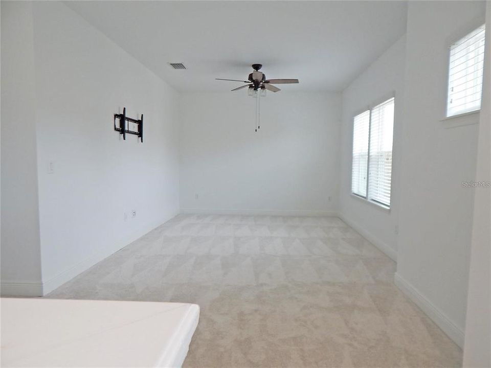 Activo con contrato: $3,295 (4 camas, 3 baños, 2635 Pies cuadrados)