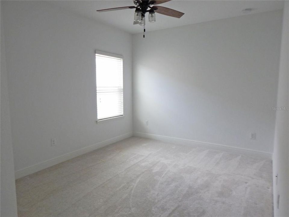Activo con contrato: $3,295 (4 camas, 3 baños, 2635 Pies cuadrados)