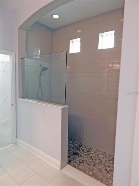 Activo con contrato: $3,295 (4 camas, 3 baños, 2635 Pies cuadrados)