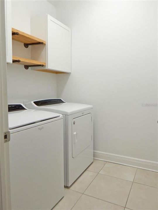 Activo con contrato: $3,295 (4 camas, 3 baños, 2635 Pies cuadrados)