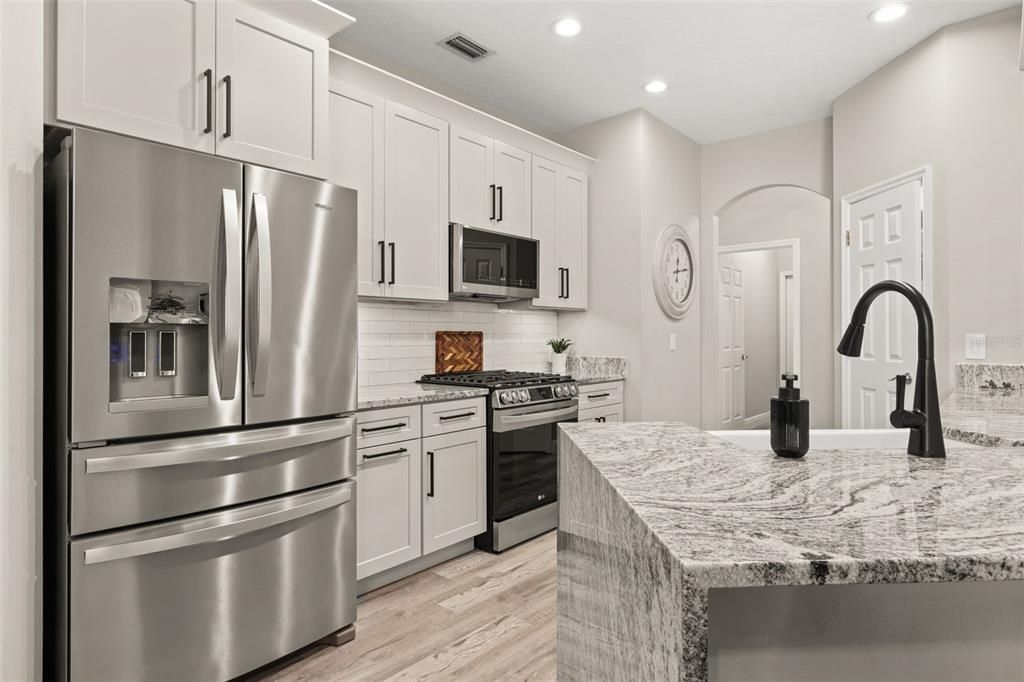Activo con contrato: $575,000 (4 camas, 3 baños, 2156 Pies cuadrados)