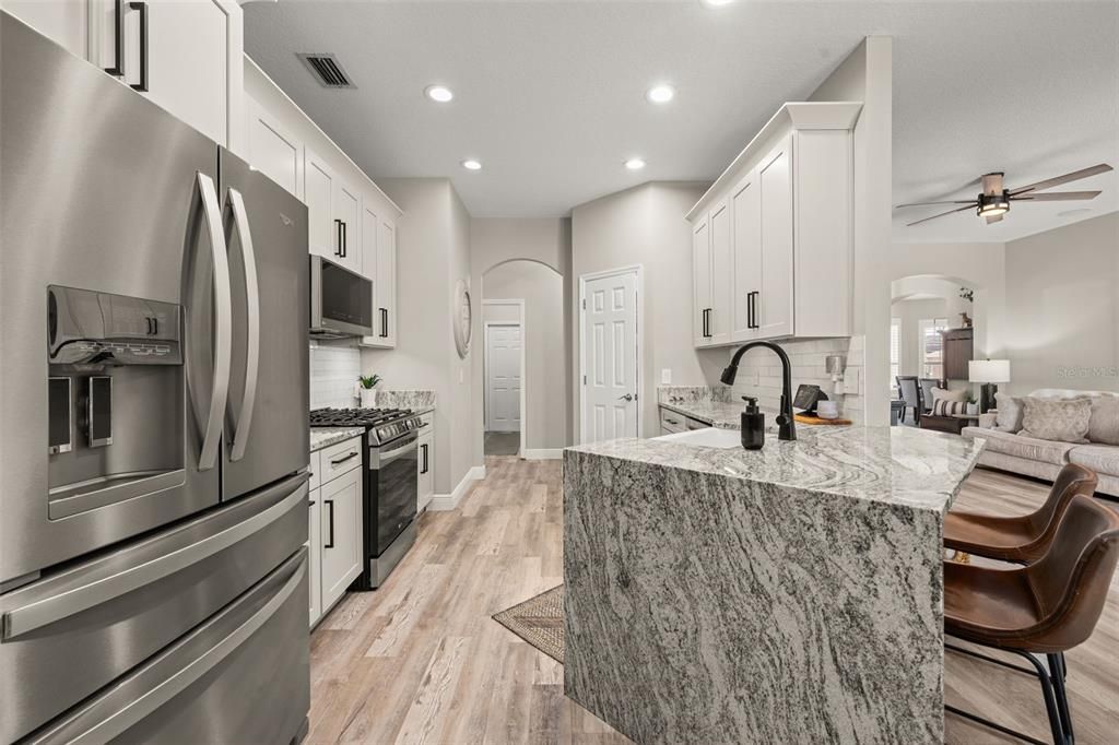 Activo con contrato: $575,000 (4 camas, 3 baños, 2156 Pies cuadrados)