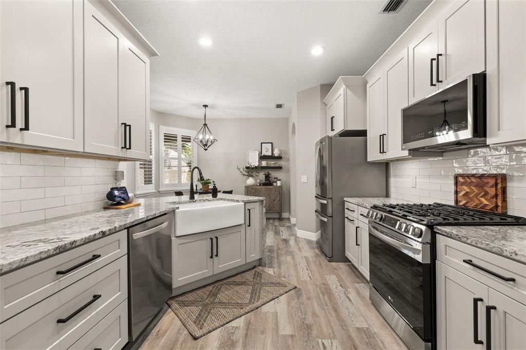 Activo con contrato: $575,000 (4 camas, 3 baños, 2156 Pies cuadrados)