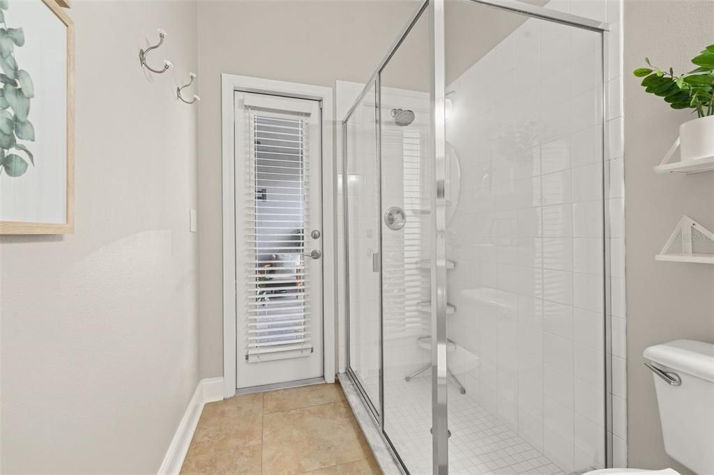 Activo con contrato: $575,000 (4 camas, 3 baños, 2156 Pies cuadrados)