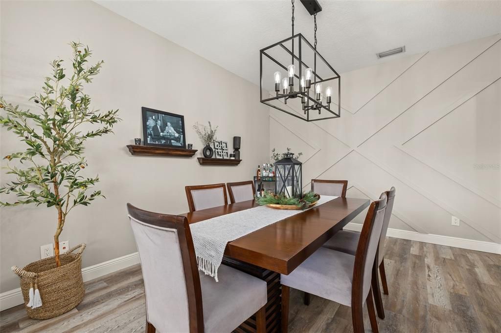 Activo con contrato: $575,000 (4 camas, 3 baños, 2156 Pies cuadrados)