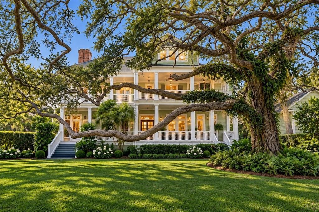 For Sale: $4,900,000 (5 beds, 6 baths, 6250 Square Feet)