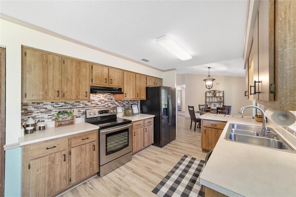 For Sale: $335,000 (3 beds, 2 baths, 1706 Square Feet)