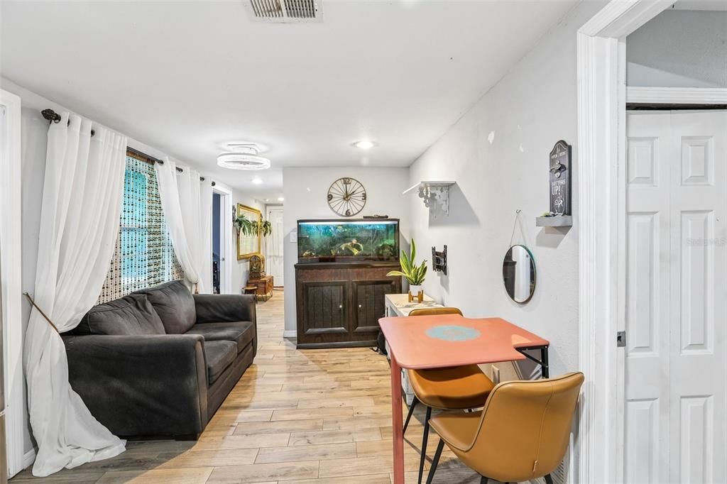 Active With Contract: $265,000 (2 beds, 2 baths, 910 Square Feet)