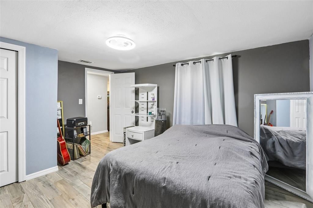 Active With Contract: $265,000 (2 beds, 2 baths, 910 Square Feet)