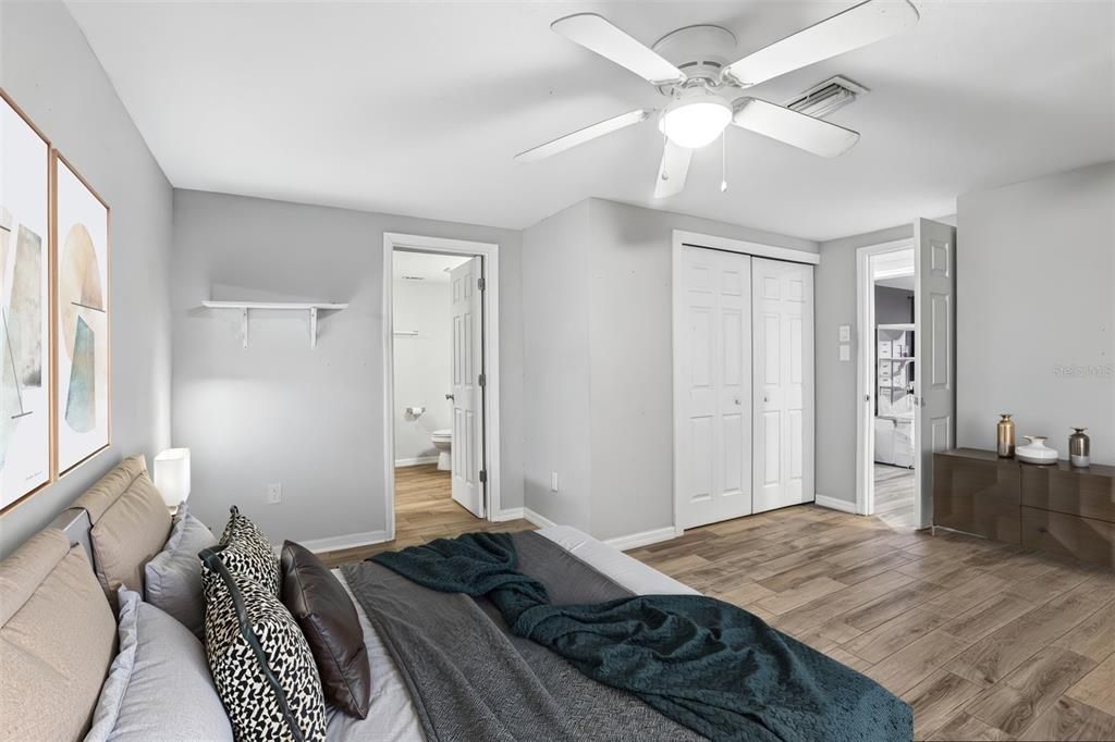 Active With Contract: $265,000 (2 beds, 2 baths, 910 Square Feet)