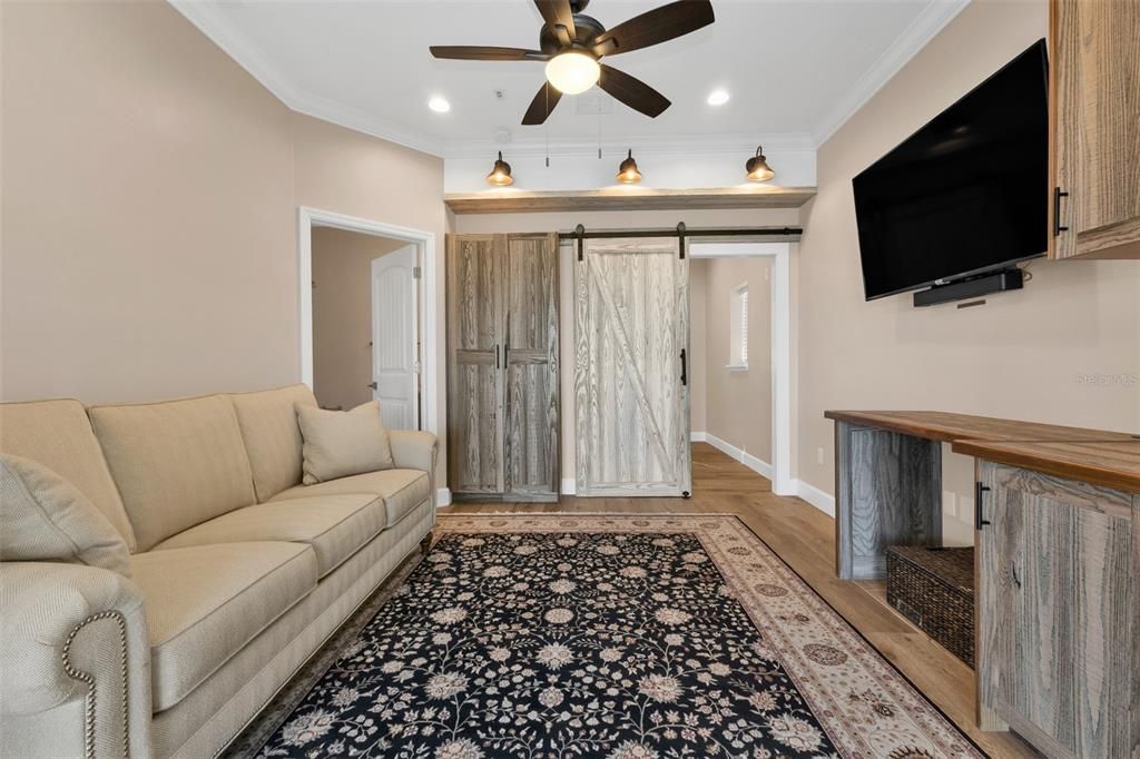 For Sale: $437,900 (1 beds, 1 baths, 1000 Square Feet)