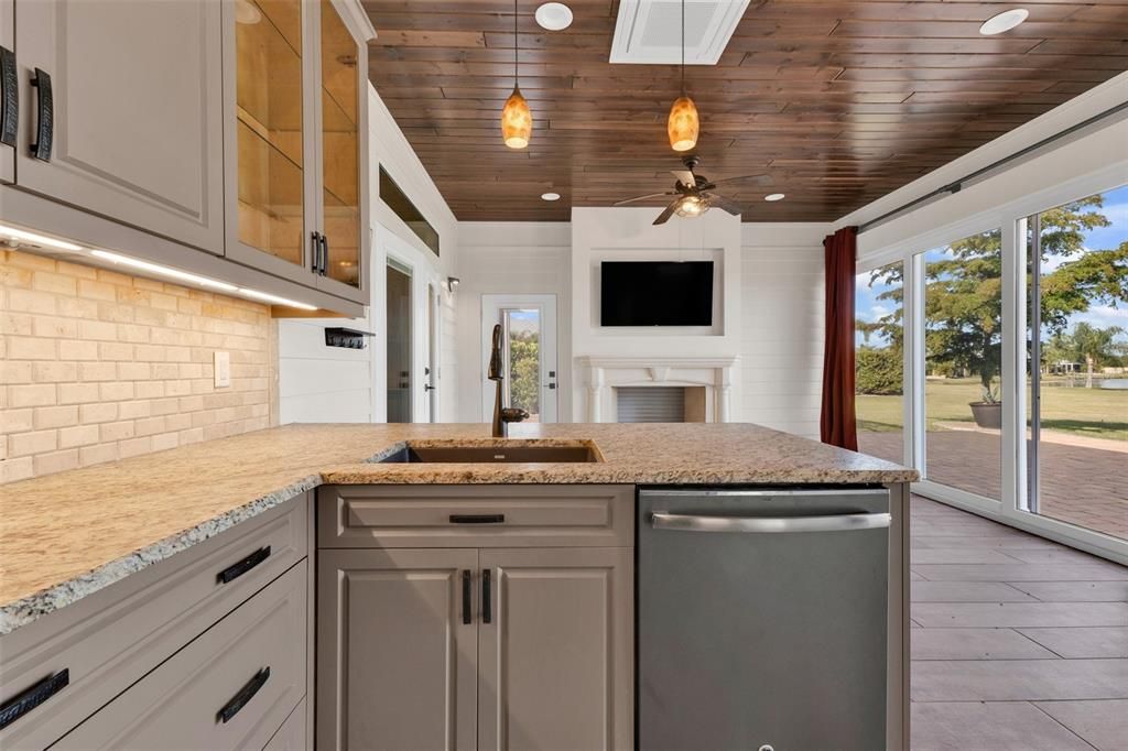 For Sale: $437,900 (1 beds, 1 baths, 1000 Square Feet)