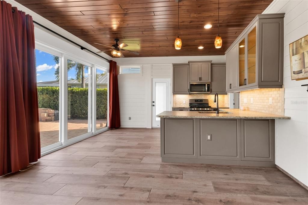 For Sale: $437,900 (1 beds, 1 baths, 1000 Square Feet)