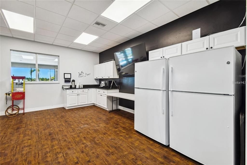 For Sale: $437,900 (1 beds, 1 baths, 1000 Square Feet)