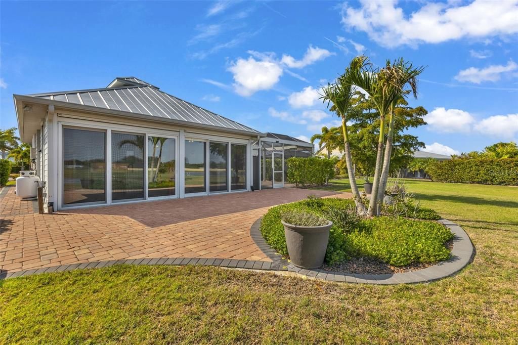 For Sale: $437,900 (1 beds, 1 baths, 1000 Square Feet)
