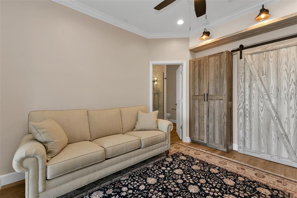 For Sale: $437,900 (1 beds, 1 baths, 1000 Square Feet)