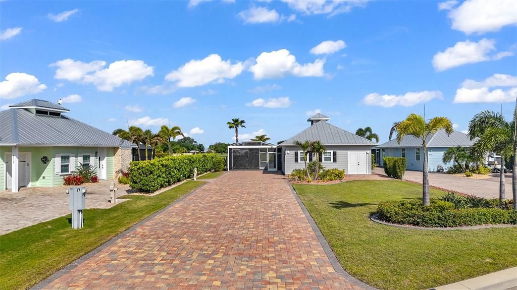 For Sale: $437,900 (1 beds, 1 baths, 1000 Square Feet)