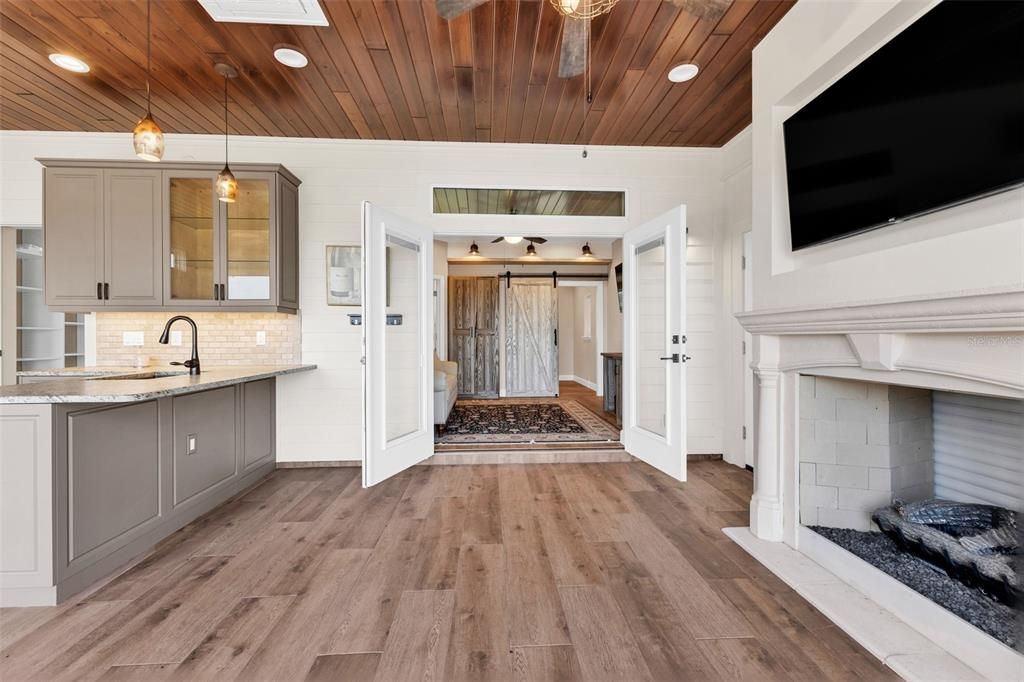For Sale: $437,900 (1 beds, 1 baths, 1000 Square Feet)