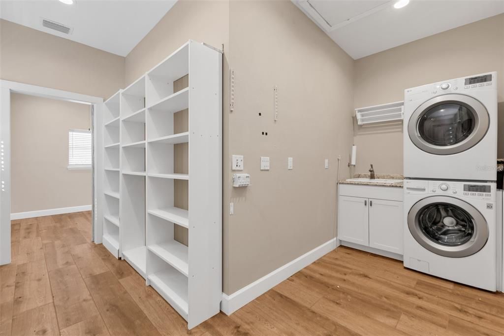 For Sale: $437,900 (1 beds, 1 baths, 1000 Square Feet)