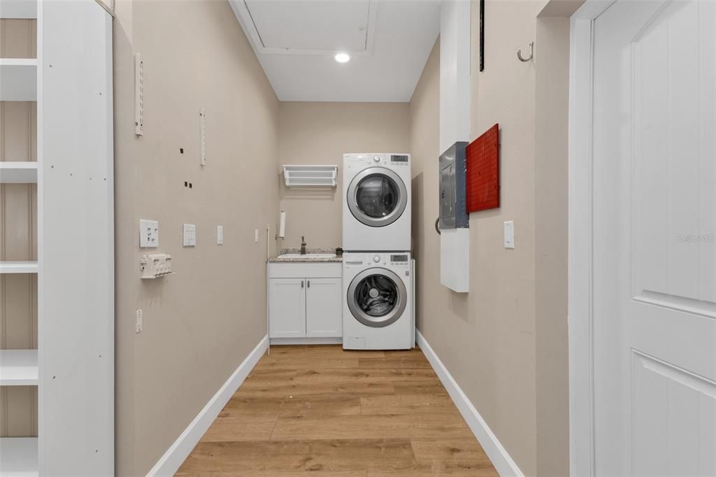 For Sale: $437,900 (1 beds, 1 baths, 1000 Square Feet)